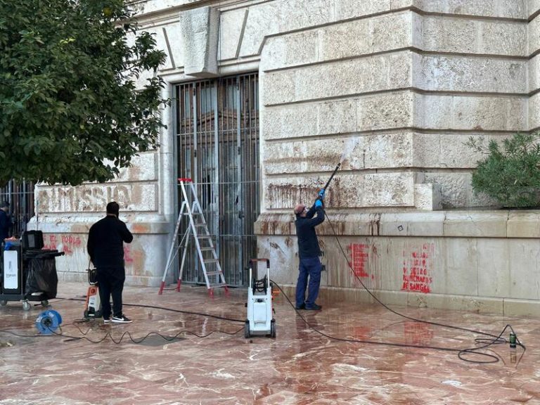 Empiezan a limpiar pintadas y retirar objetos de las fachadas del Ayuntamiento y el Palau de la Generalitat