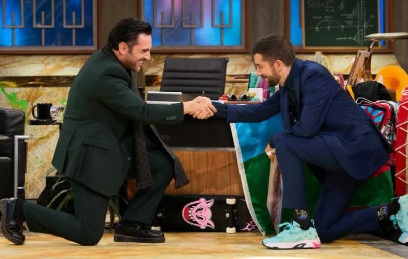 David Bustamante vacila a David Broncano con guiños a Pablo Motos en su visita a 'La Revuelta'