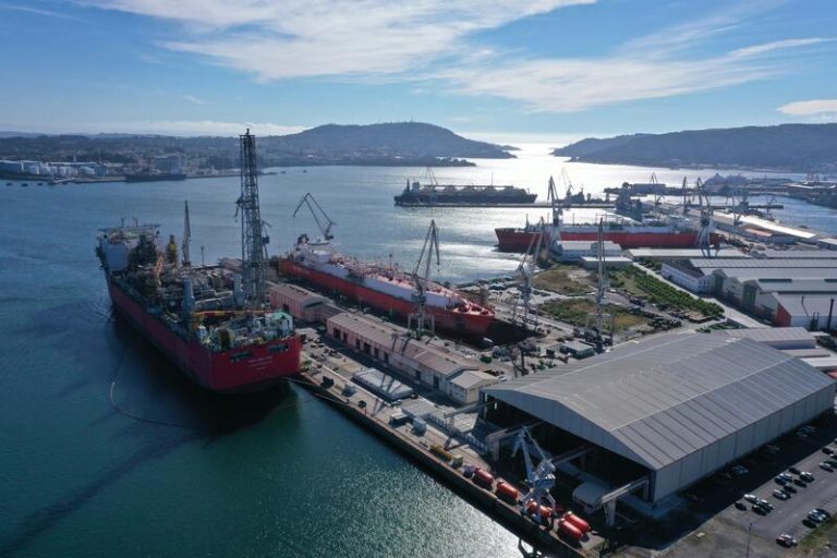 Cae al mar una de las grúas 'cigüeña' de Navantia Ferrol