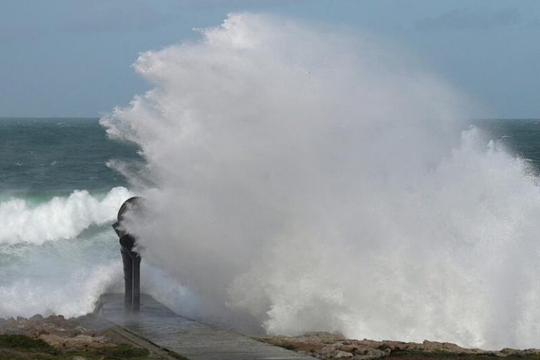 La AEMET no descarta tornados y trombas marinas en el temporal que azota España