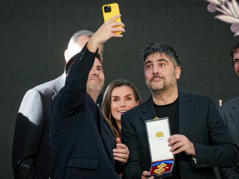 La reacción de Felipe y Letizia al selfie de Estopa con los reyes de España