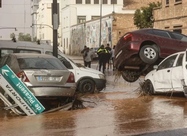 Cuidado con las estafas relacionadas con la tragedia de la DANA en Valencia: falsa Cruz Roja, timo telefónico...