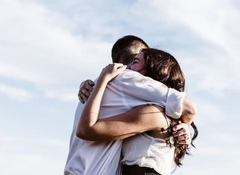 La generación Z sucumbe ante la tendencia del 'throning'