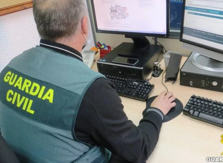 La Guardia Civil avisa de la estafa del 'pago de la matrícula' que puede dejar tu cuenta a cero