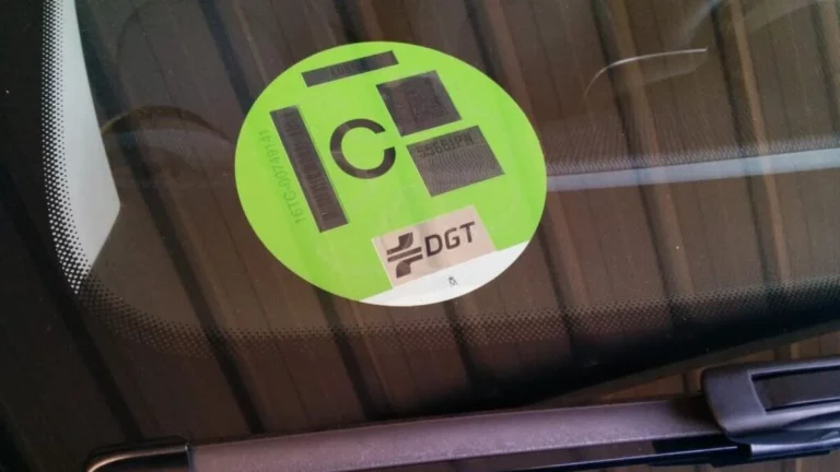 Cómo cambiar en tu coche la etiqueta B a C de forma legal ante la DGT