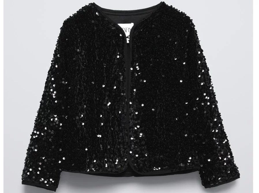 4 chaquetas negras de Zara que son infalibles para un look elegante y festivo