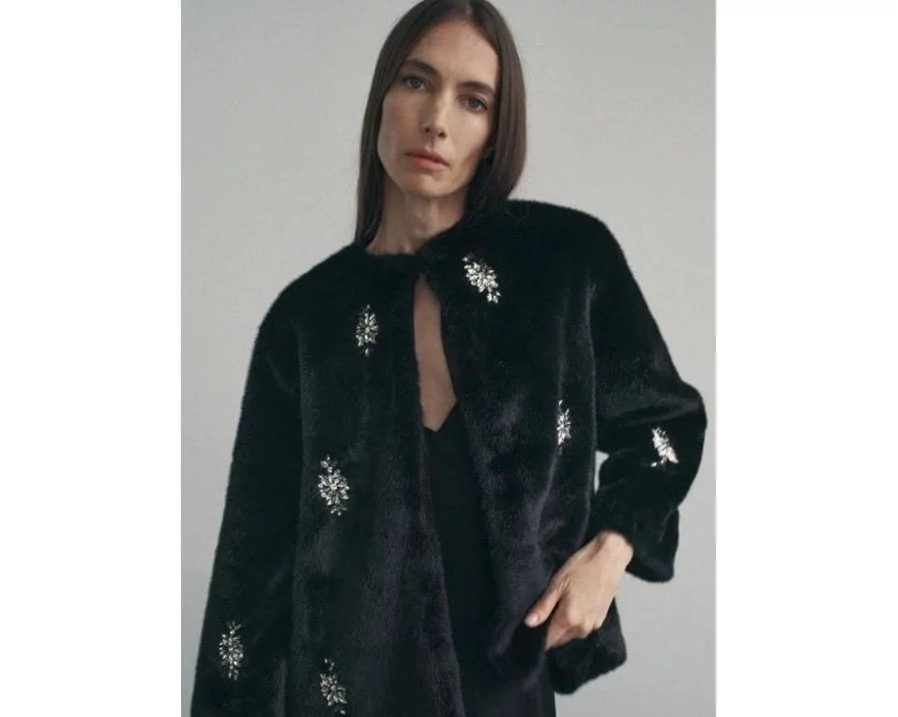 4 chaquetas negras de Zara que son infalibles para un look elegante y festivo