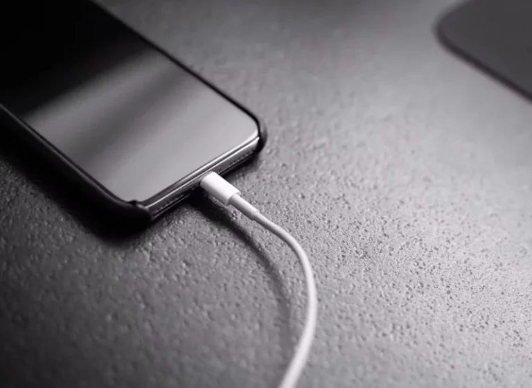 Ni se te ocurra desenchufar así el smartphone del cargador, te va a tocar pagar reparación