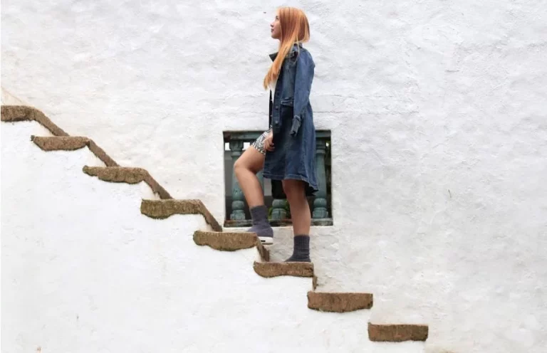 5 vestidos vaqueros de Zara para un look cómodo, moderno y arrollador con botas