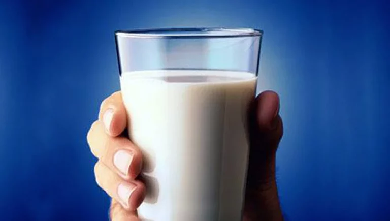 Advertencia seria de la OCU sobre beber leche de Alcampo