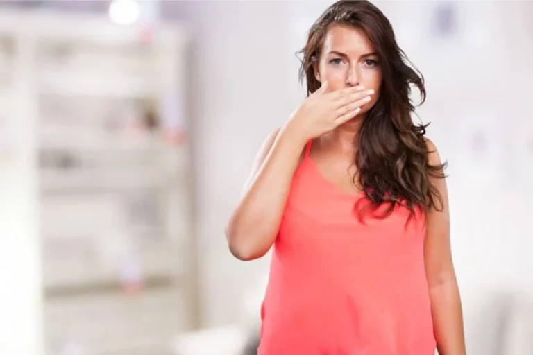 Acaba mágicamente y en un par de minutos con el desagradable aliento a alcohol con este truco poco conocido