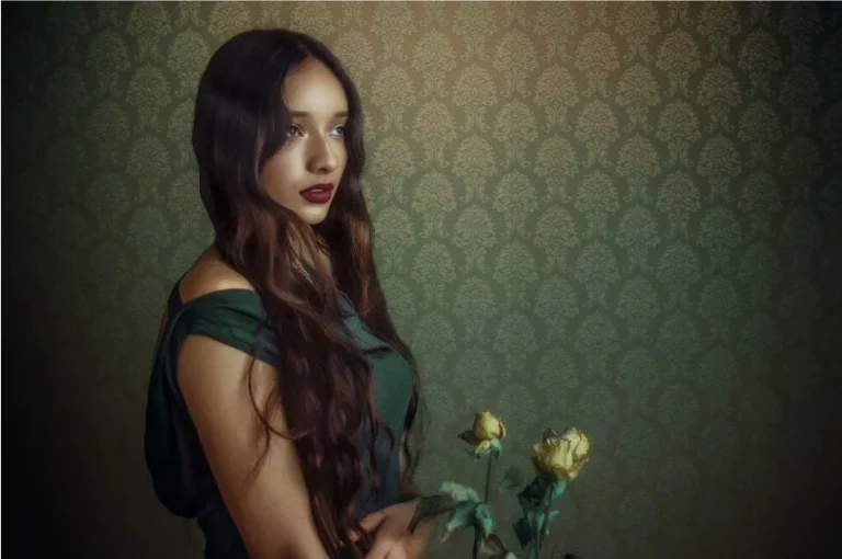 Adelántate el Black Friday con las novedades de Mango: abrigo de lana, jeans de strass, vestido cruzado…