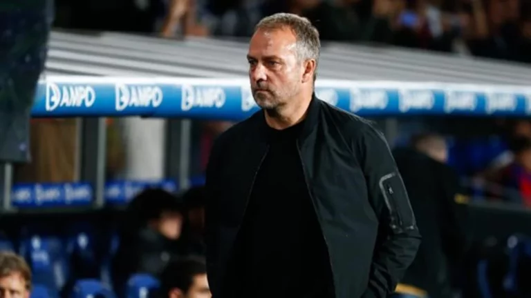 Hansi Flick avisa del estado de Cubarsí y da la pareja de centrales ante Osasuna