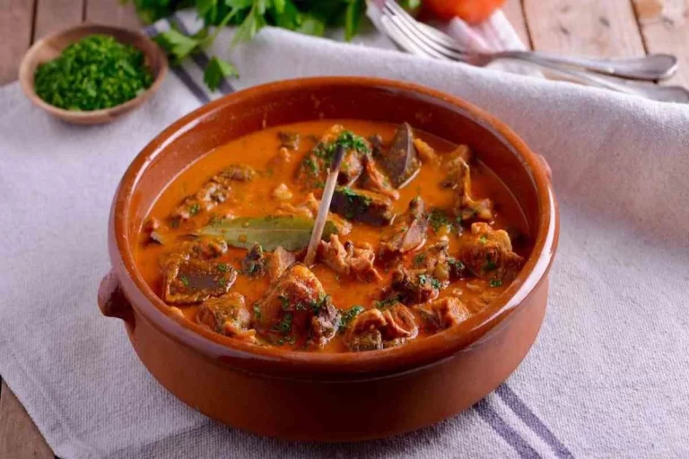 Aprende a hacer la chanfaina, un plato tradicional español que varía según la región, con cordero, guindillas y casquería