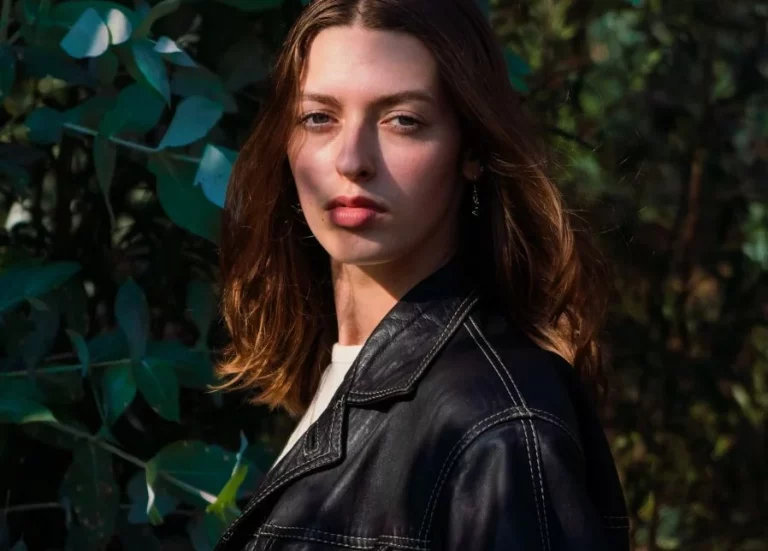 Arrasa de las tiendas esta chaqueta de piel de Pull&Bear con el color de moda