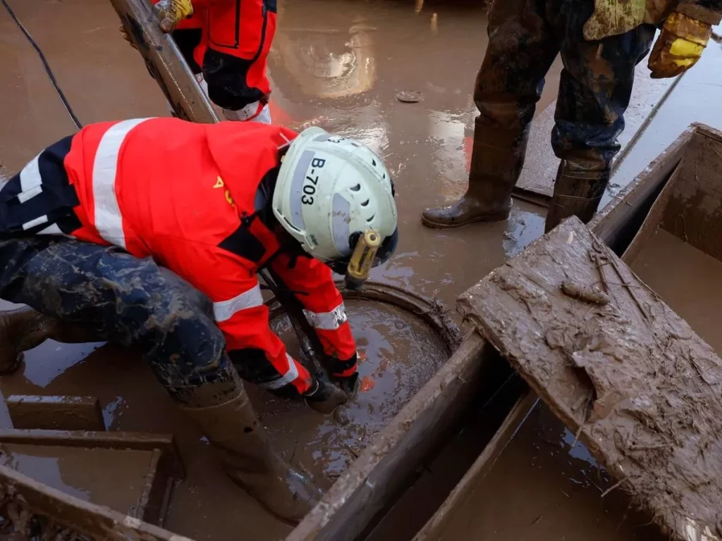 Causas del colapso: una red de alcantarillado desbordada por la DANA