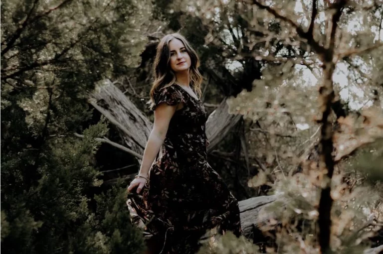 Apúntate al estilo boho con estos 6 vestidos de Sfera para llevar con zapatillas