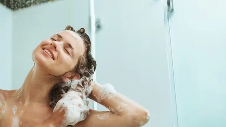 Comienza por el cabello: la primera zona a lavar