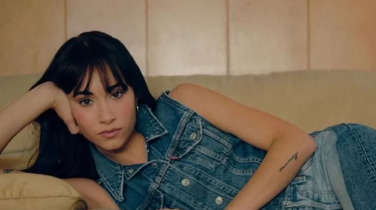 Consigue el estilo de Aitana con los pantalones vaqueros de Stradivarius que más merecen la pena