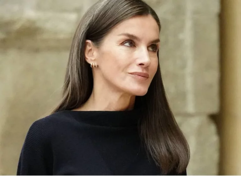 Copia el mejor look de la reina Letizia con el vestido de punto y las botas de Lefties
