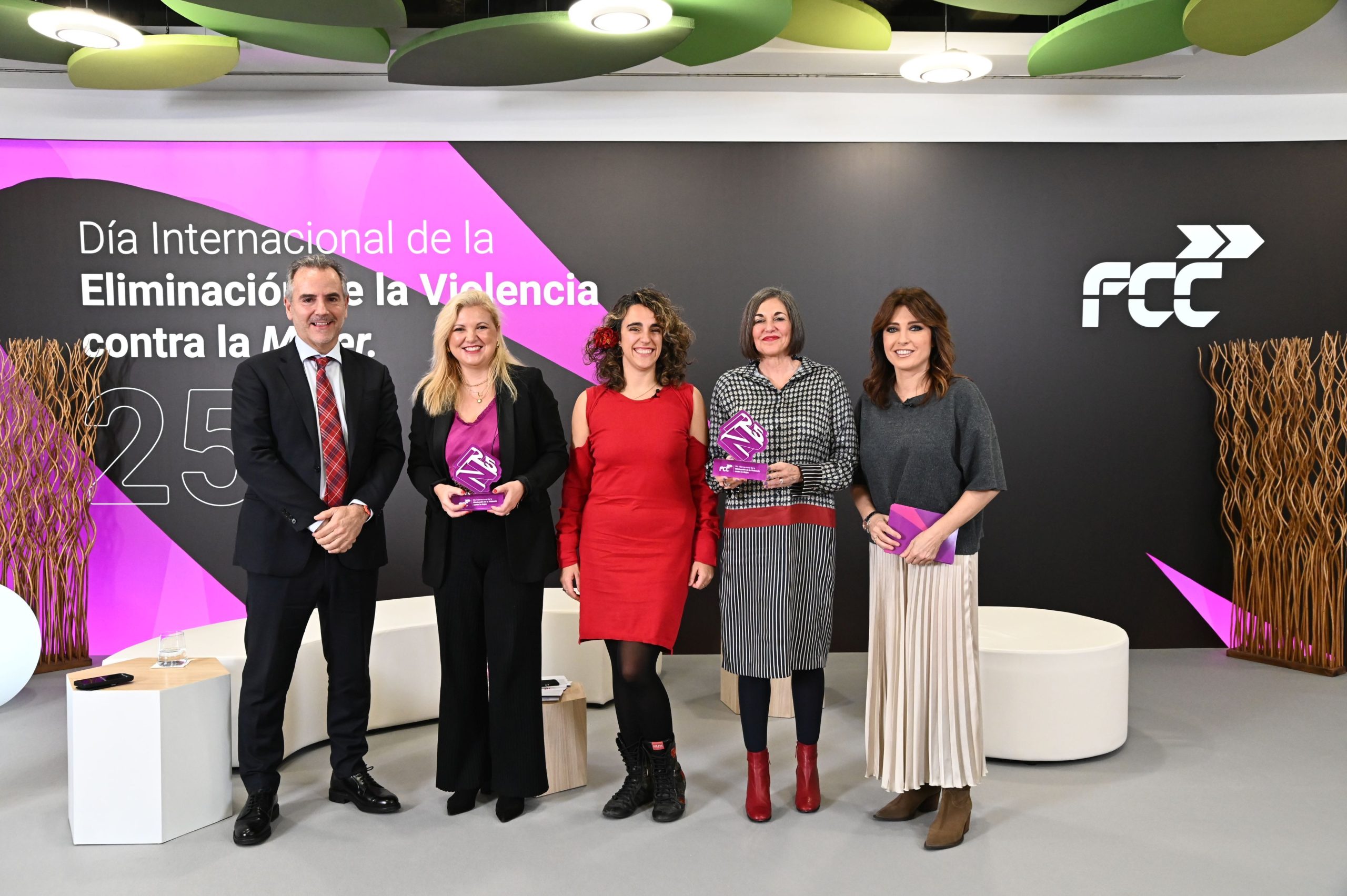 FCC premia a ANAR y Save the Children por la prevención de la violencia de género en el ámbito educativo 1 De izquierda a derecha igo Sanz Prez CEO de FCC Servicios Medio Ambiente Diana Daz lvarez directora de las Lneas de Ayuda ANAR Carmela del Moral Blasco responsable de Polticas de Infancia scaled
