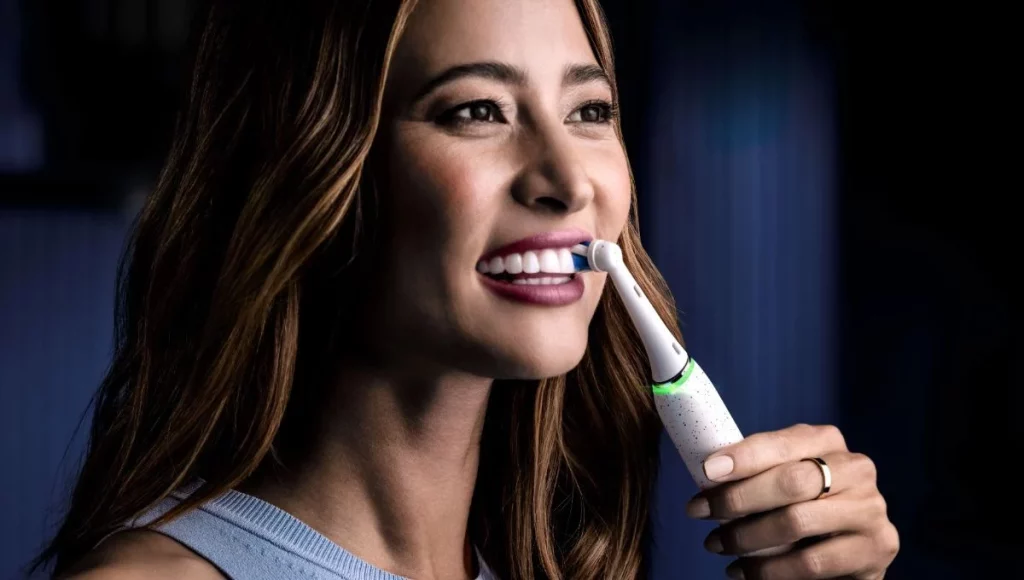 Dedica al menos cinco segundos por cara del diente