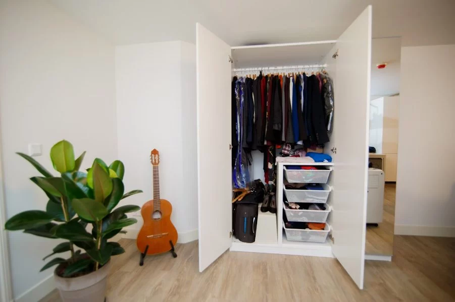 Despídete de arrugas en la ropa y gana espacio con el inventazo de Primark de solo 3 euros