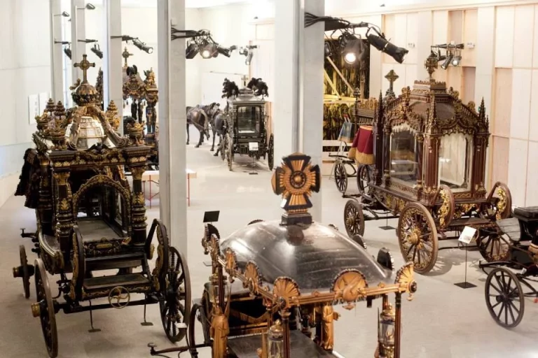 El Museo de Carrozas Fúnebres de Montjuïc, un viaje original por la historia funeraria en Barcelona