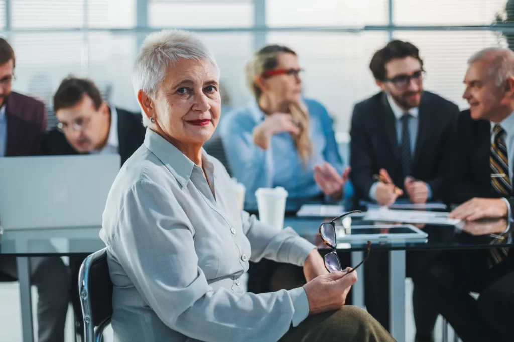El auge de los trabajadores seniors: una respuesta a la escasez de mano de obra juvenil