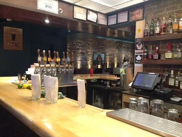 El bar más original de Barcelona tiene un curioso botón en el baño