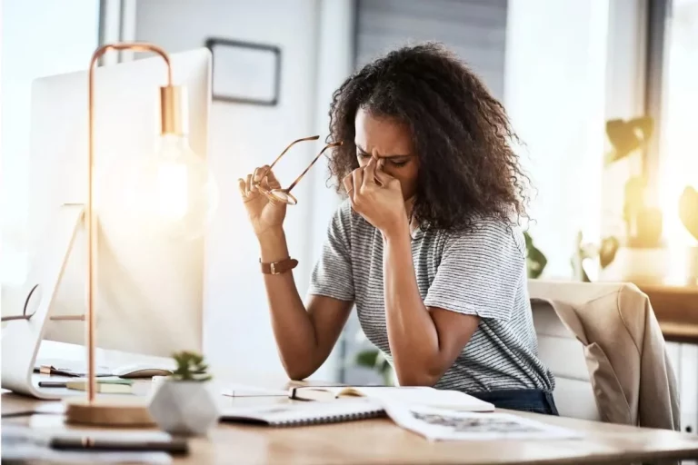 El eficaz consejo de un oftalmólogo para evitar la fatiga visual al leer