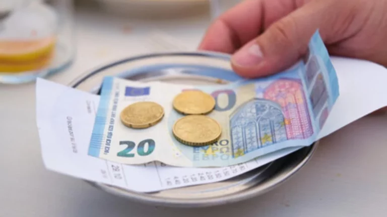 El truco de una camarera para aumentar las propinas en los bares que divide opiniones en redes sociales