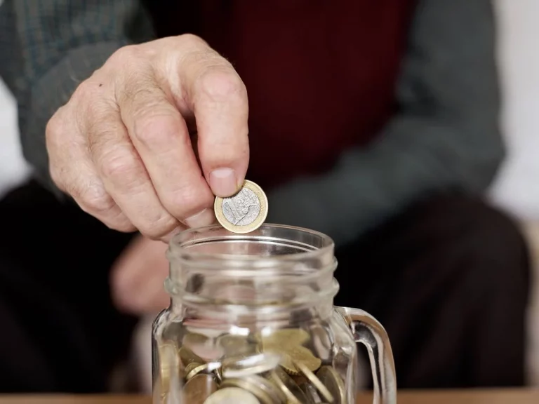 El viral método de ahorrar del 1 al 100 que promete hasta 5000 euros de ahorro