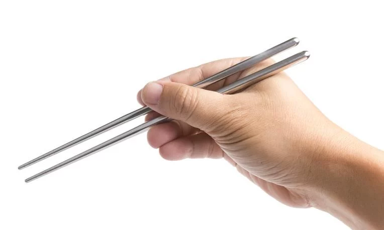 En Corea del Sur usan palillos de metal y no de madera, y tiene una explicación curiosa