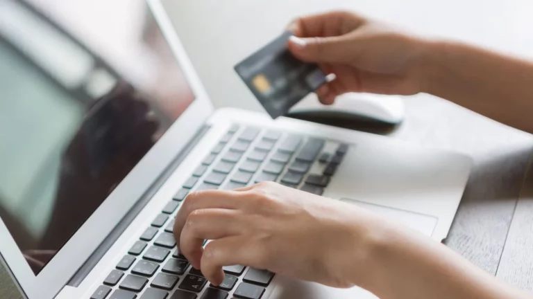 España eliminará las comisiones en transferencias inmediatas a partir de 2025, por el nuevo reglamento del Parlamento Europeo