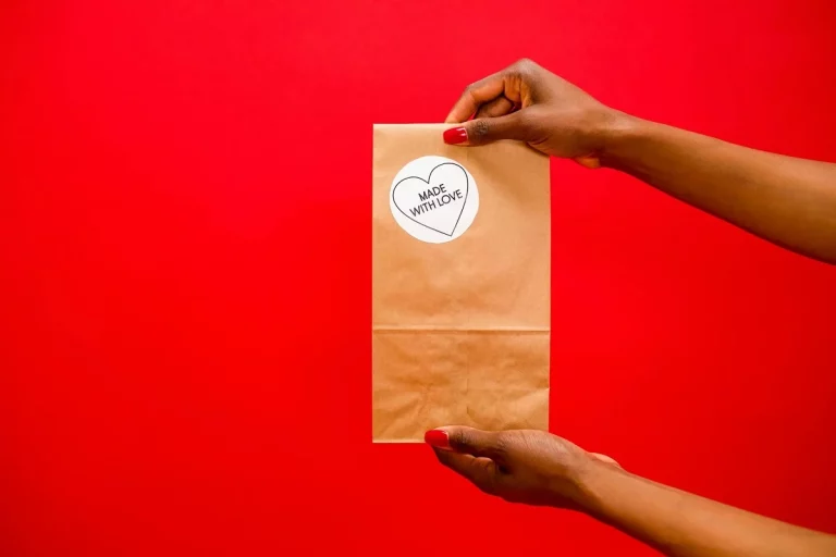 La importancia de las etiquetas adhesivas en la presentación y seguridad de productos