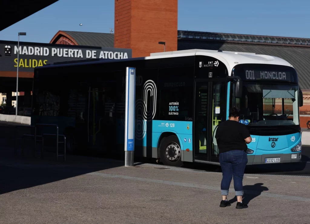 Puente y Ayuso dan los pasos para mantener los descuentos de transporte en Madrid 1 EuropaPress 4654719 autobus linea 001 empresa municipal transportes madrilena emt atocha