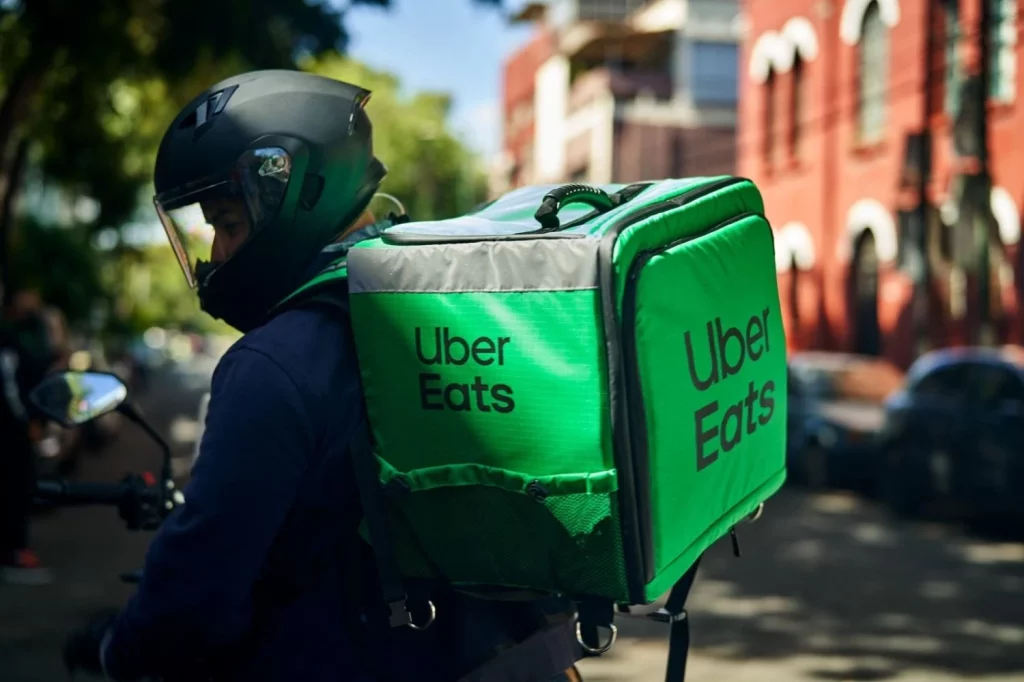 35.000 «falsos autónomos» de Glovo y Uber Eats, en el punto de mira de la Seguridad Social 2 EuropaPress 5483785 repartidor uber eats moto 15