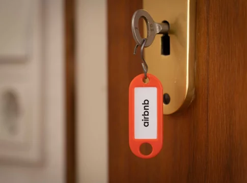 Airbnb intenta recuperar la opinión pública tras las regulaciones en Madrid en Barcelona