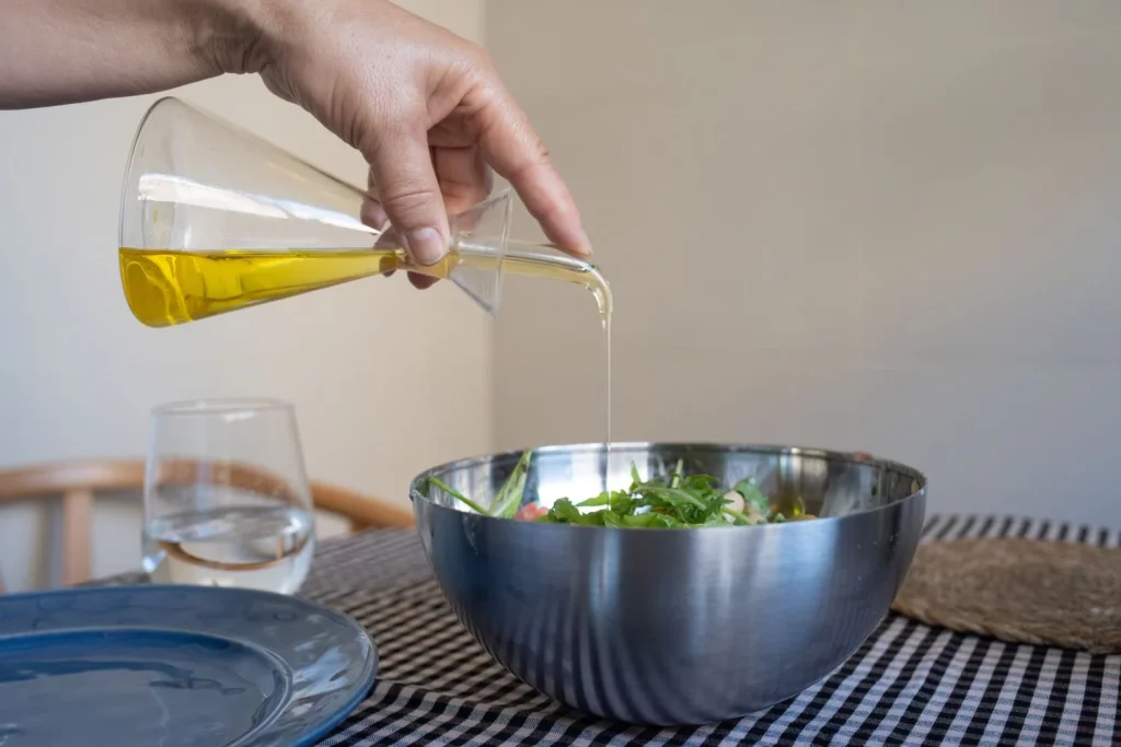 EuropaPress 6046455 persona echa aceite aceitera ensalada 21 junio 2024 barcelona catalunya