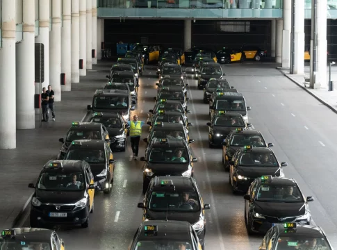 (2) No es un secreto para nadie que los taxistas han sufrido por el aumento del costo de los seguros en los últimos años