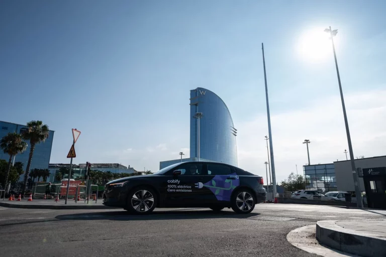 Uber y Cabify han evitado tomar posición tras la primera sentencia de estafa contra un empresario del sector de las VTC