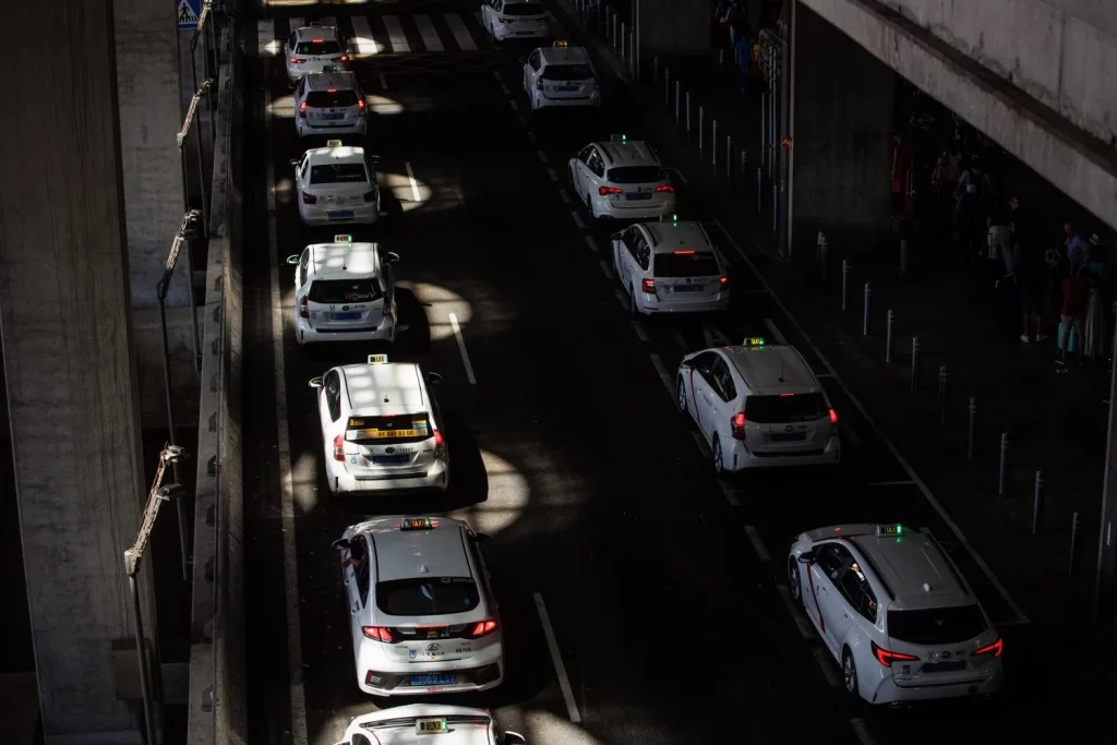 Barcelona y Madrid subirán los precios de los taxis persiguiendo el coste de los seguros 1 EuropaPress 6085859 fila taxis terminal t4 aeropuerto adolfo suarez madrid barajas 12 julio