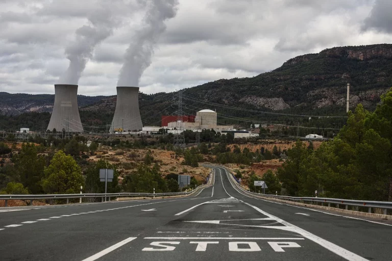 La paradoja nuclear en España: mayor dependencia de centrales en pleno cierre de plantas
