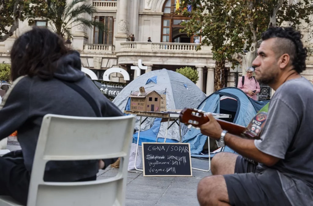 EuropaPress 6289664 hombre toca guitarra acampada vivienda plaza ayuntamiento 21 octubre 2024