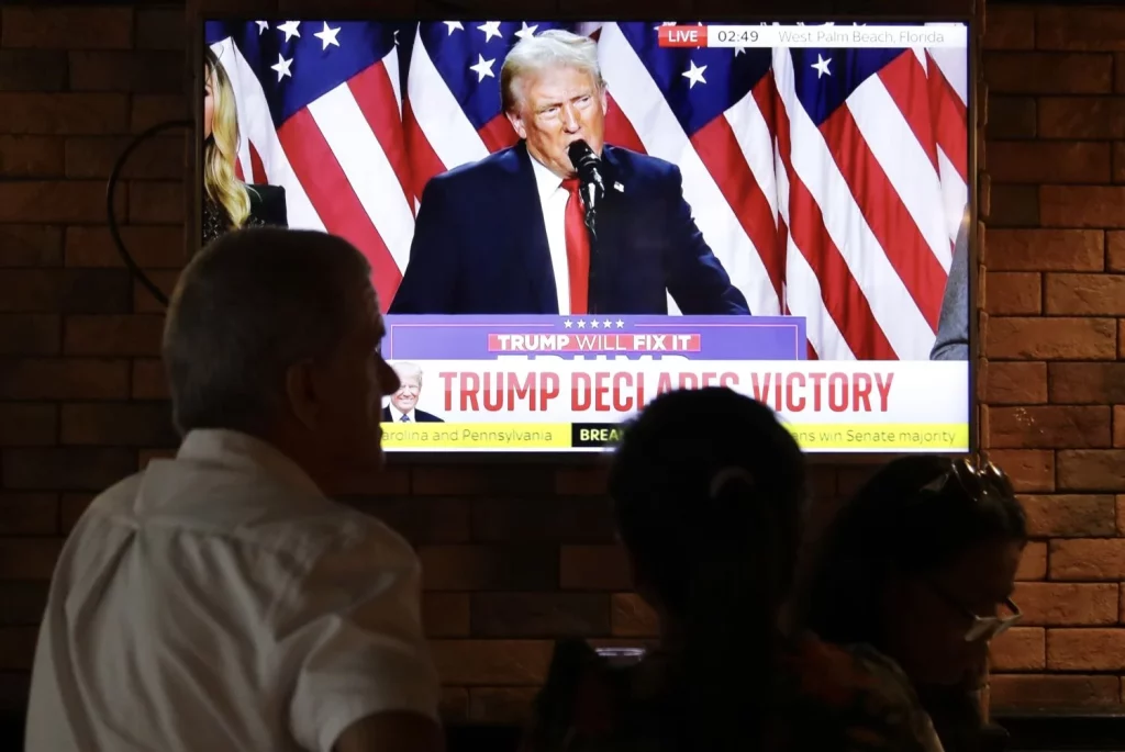 Trump obliga a Ucrania a buscar una solución antes de su regreso a la Casa Blanca 1 EuropaPress 6325210 november 2024 hong kong china in hong kong foreigners watch live tv