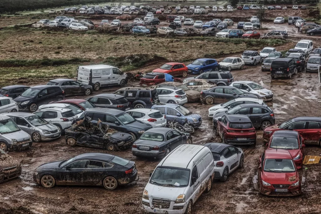 Aldaia, Paiporta o Alfafar: ocho municipios valencianos todavía no se han recuperado de la DANA 2 EuropaPress 6338745 coches afectados dana amontonados parcela 13 noviembre 2024 paiporta