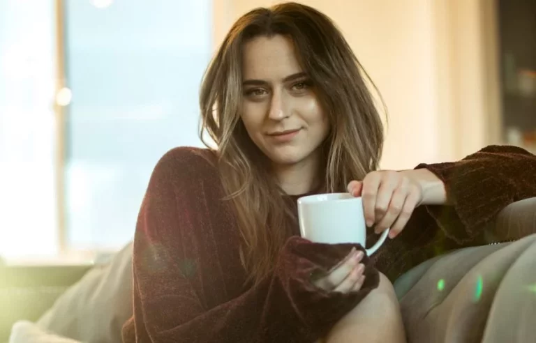 Ficha en Mango el vestido de punto en color tendencia para un look rompedor