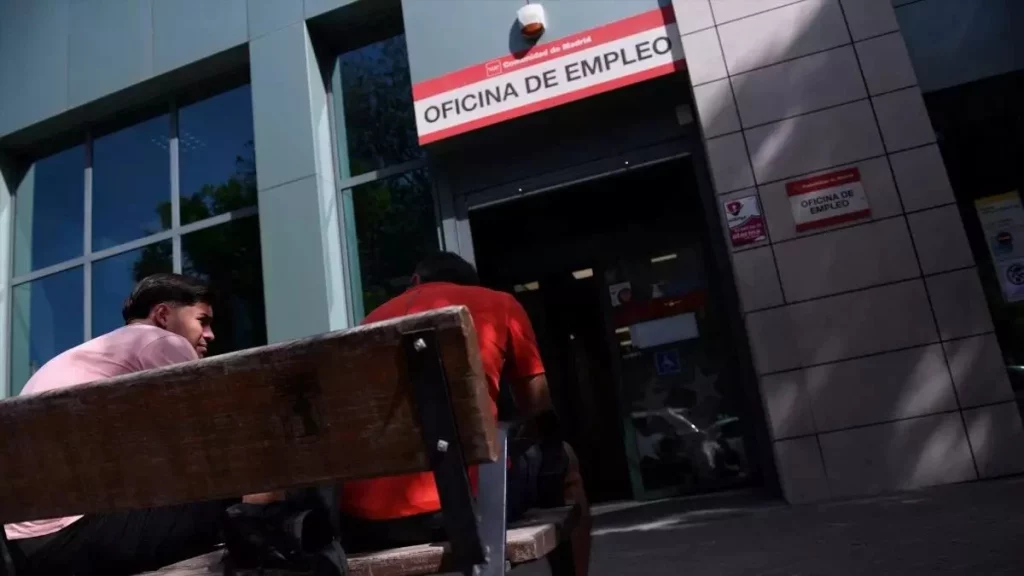 El maquillaje de los datos del paro: Yolanda Díaz evita contabilizar a dos millones de personas 3 Fijos discontinuos en el centro del debate: un incremento del 160% en cuatro años