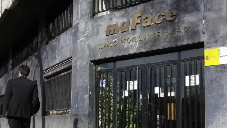 Incertidumbre para los 8.000 funcionarios de MUFACE en el extranjero tras la cancelación de su seguro sanitario